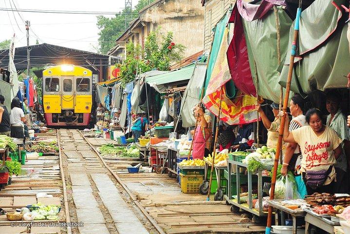 Famous Markets Tour: Maeklong Railway & Damnoen Saduak Floating