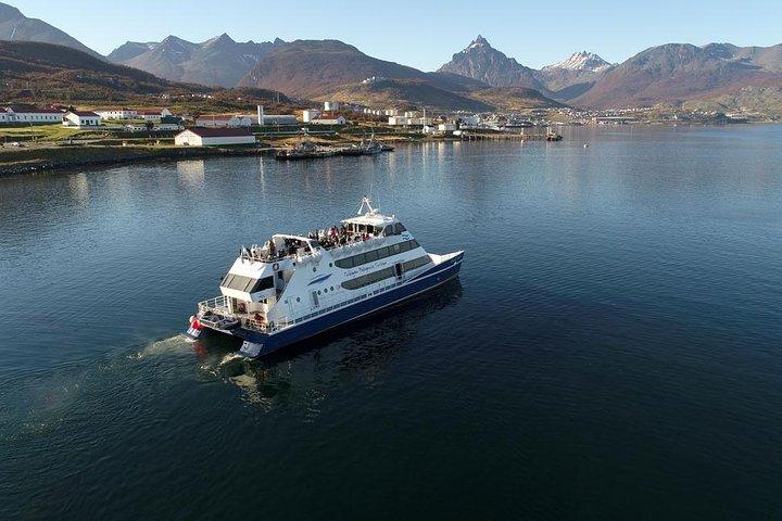 USHUAIA: Beagle Channel Navigation - Isla de los Lobos and Descent at Bridges Islands