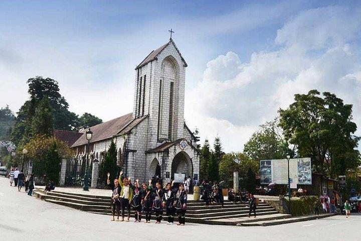 Sa Pa 2-Day Moderate Trek and Homestay Limousine Tour from Hanoi