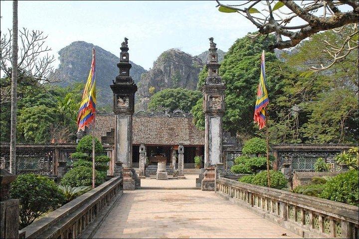 Ninh Binh Daily Tour: Hoa Lu - Tam Coc boat trip and Bike