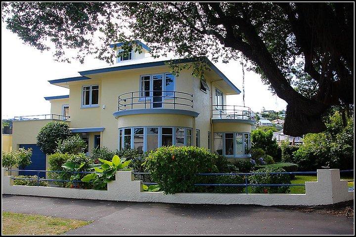 Shore excursion: Napier-Premium Wineries & Sights /Art deco tour