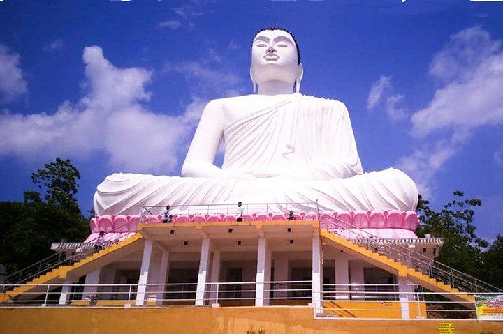 Colombo Countryside Temples Tour: Exclusive TukTuk Experience