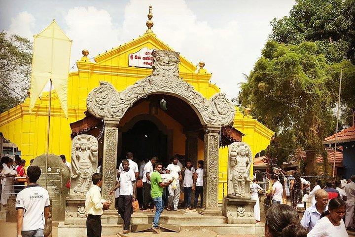 Colombo Countryside Temples Tour: Exclusive TukTuk Experience