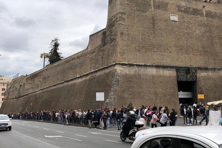 Vatican Museum & Sistine chapel Entrance with small Group Tour