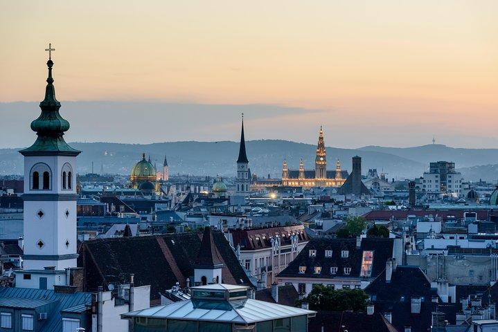 Private Scenic Transfer from Budapest to Vienna with 4h of Sightseeing