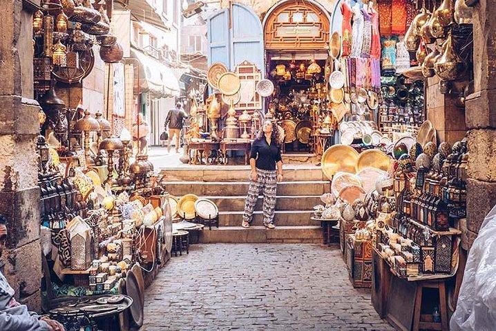 Private Full-Day Tour to Giza Pyramids & Egyptian Museum & Bazaar with Lunch Inc