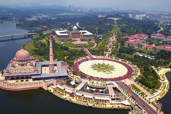 Putrajaya Tour with Traditional Boat Cruise & Pink Mosque (Private)