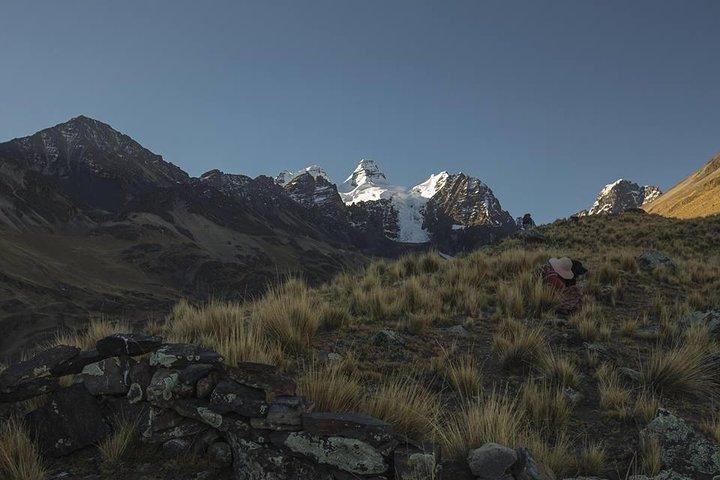 CONDORIRI Mountain Range and Lagoons Full day Trekking. Spanish guide.