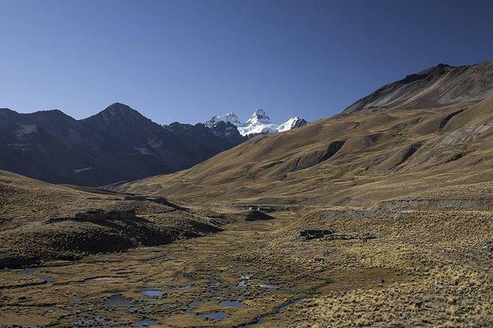 CONDORIRI Mountain Range and Lagoons Full day Trekking. Spanish guide.