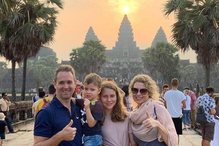 Angkor Wat Sunrise & 3 Main Temples with Breakfast