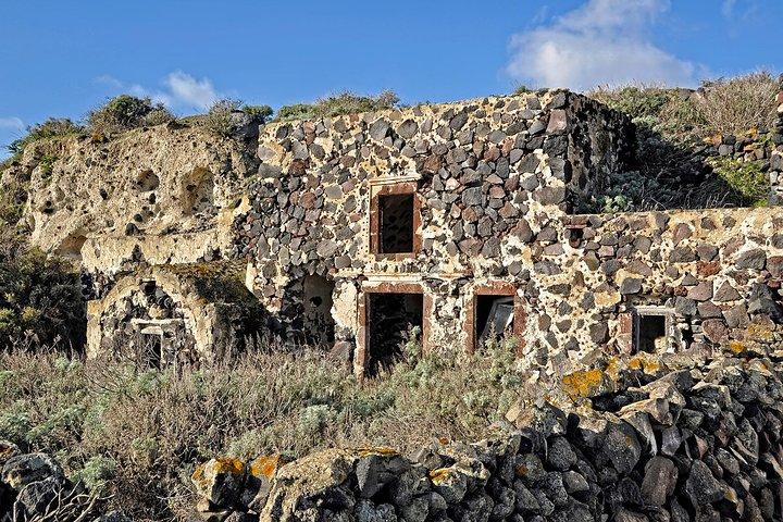 Thirassia Island: 6hr Private Tour with Lunch from Santorini