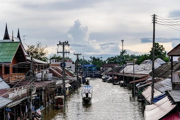 Damnoen Floating Market & Optional Erawan Water Waterfall Tour