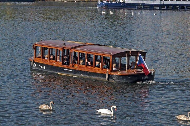 Private Custom Half-Day Tour: Prague Castle and River Cruise