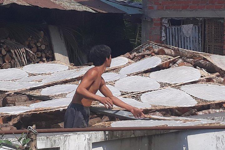 Pedal the Mekong, Cross the border, Reach Phnom Penh.