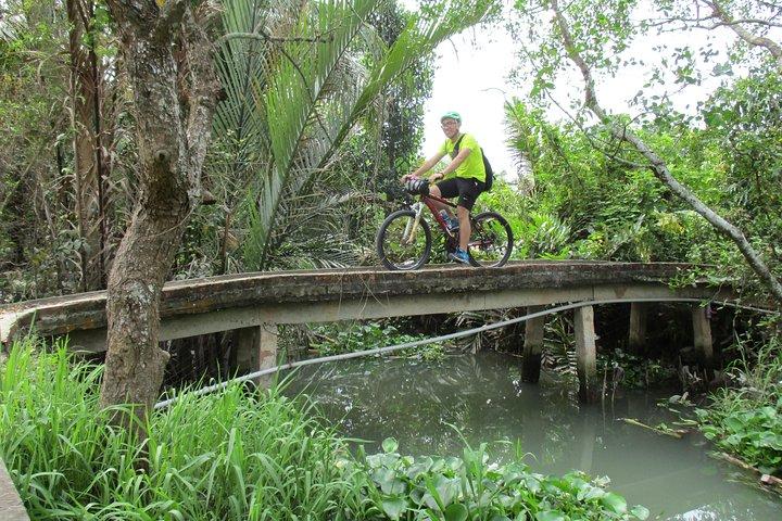 Pedal the Mekong, Cross the border, Reach Phnom Penh.