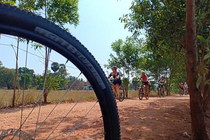 Pedal the Mekong, Cross the border, Reach Phnom Penh.
