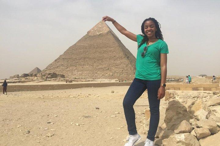 Solo female traveler private tour in Giza and Egyptian museum