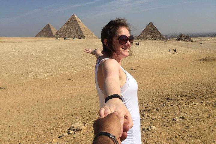 Solo female traveler private tour in Giza and Egyptian museum