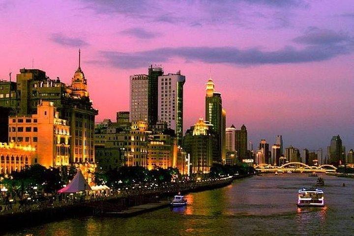 Private Guangzhou Night Tour VIP Cruise and Dim-Sum Dinner Option
