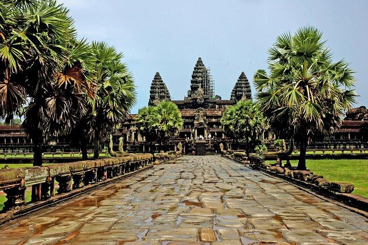 Full-Day Angkor Temple Complexes Discovery Tour by Join-In Minivan