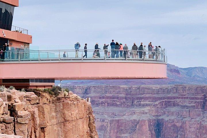 Grand Canyon Tour in Spanish with Skywalk and Hoover Dam included