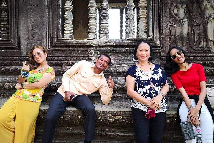 Private sunrise 'small tour' of Angkor Wat with car or van & Guide
