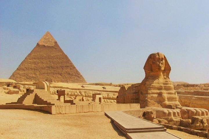 Tour to Pyramids & The Egyptian Museum