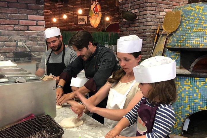 Pizza Hands On In The Heart of Rome