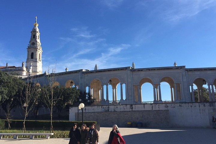 Private Full Day Tour To Fatima, Batalha, Nazaré and Óbidos