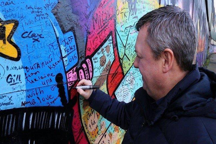 Belfast Political Taxi Tour Murals and Peace Wall