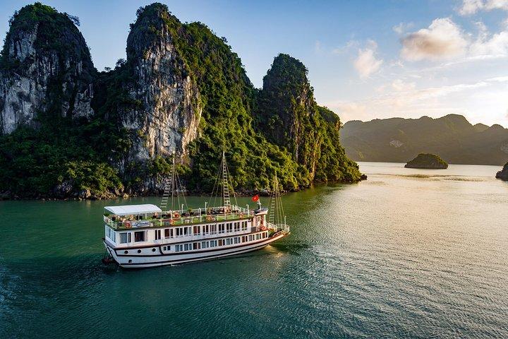 5-Day North Vietnam: Sa Pa - Ninh Binh - Halong Cruise from Hanoi