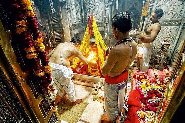 Varanasi:Sunrise tour with Ganga aarti,Akhada visit,Ancient stepwell & Breakfast