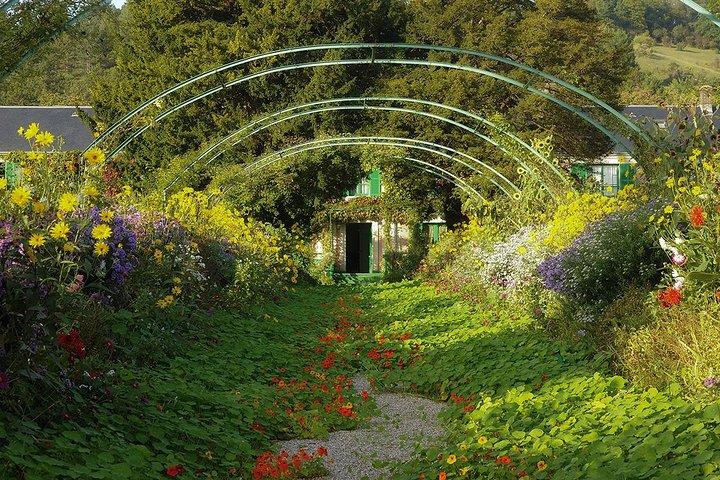 Giverny & Auvers Private Tour "On the road of Impressionists"