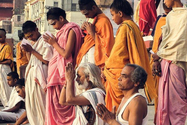 Varanasi:Sunrise tour with Ganga aarti,Akhada visit,Ancient stepwell & Breakfast