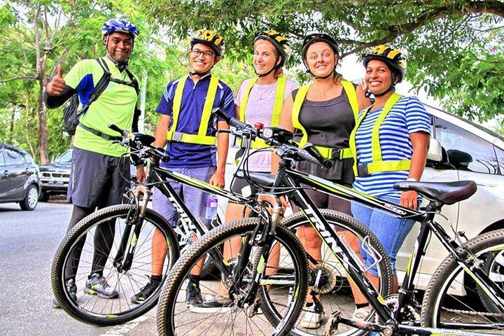 Colombo City Highlights by Bicycle