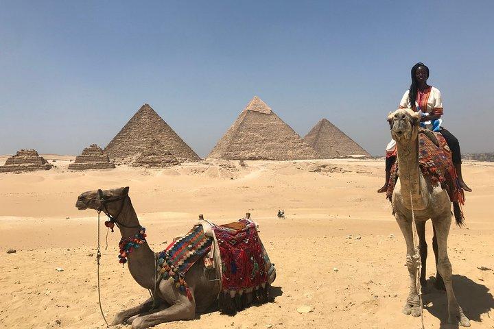 Sightseeing Day Tour to Pyramids, Egyptian Museum and Bazaar