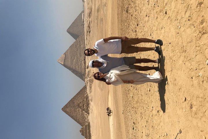 Sightseeing Day Tour to Pyramids, Egyptian Museum and Bazaar