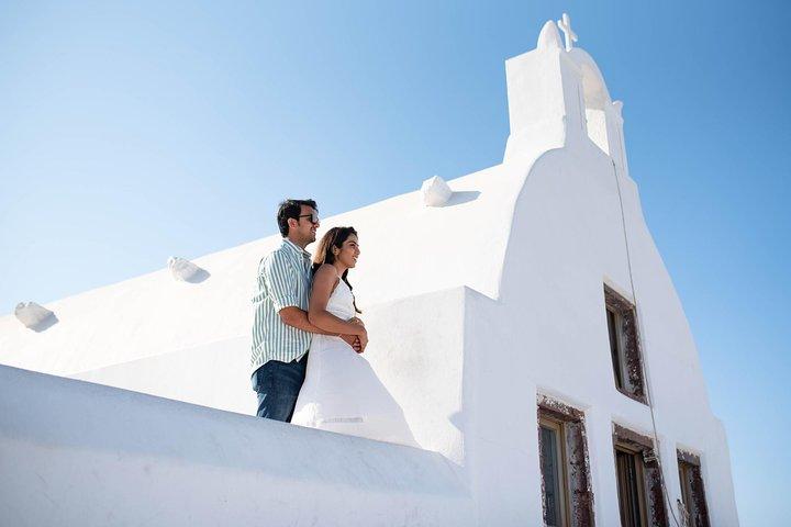 Santorini Walking Tour with a Personal Photographer