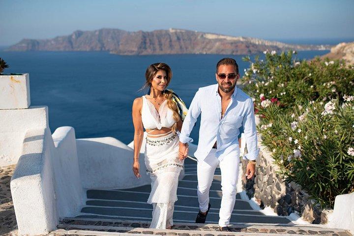 Santorini Walking Tour with a Personal Photographer