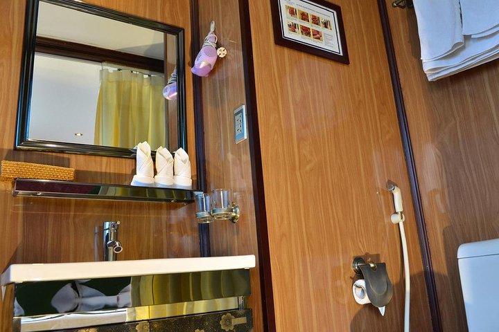 Bai Tu Long bay Boutique Cruise 2D/1N: Kayaking, swimming at pristine places