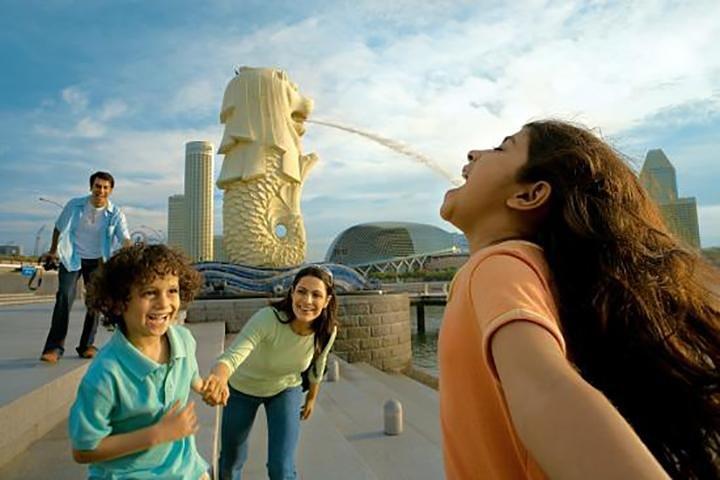 4-Hour Singapore Chauffeured City Tour