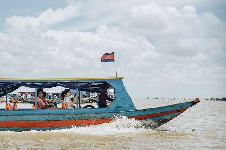 Floating Village Group Tour Include Boat Ticket+Car+Tour Guide