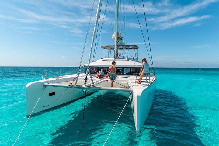 Catamaran Tour to Isla Mujeres, Open bar, Lunch & Beach Club