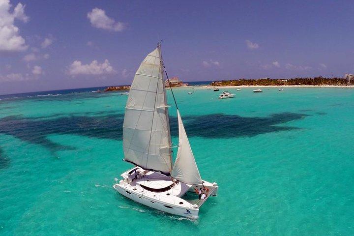 Catamaran Tour to Isla Mujeres, Open bar, Lunch & Beach Club