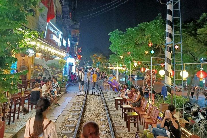 Hanoi Cyclo and Water Puppet Show with Dinner Private Tour