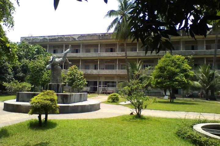Private Half Day Trip to Genocidal Museum & Killing Field