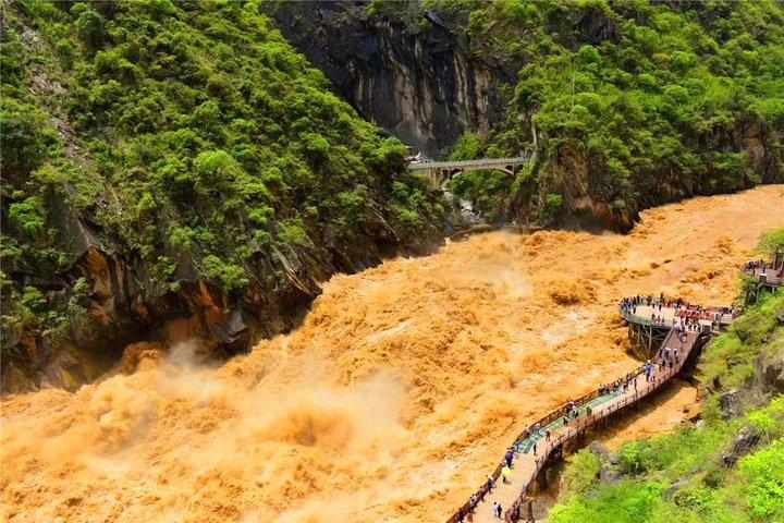 2 Days Tiger Leaping Gorge Hiking Group Tour