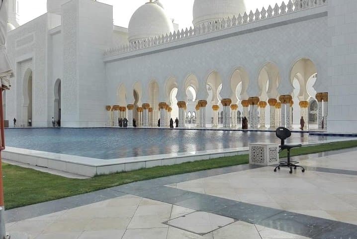 Abu Dhabi tour with Sheikh Zayed Grand Mosque ,and Qasr Al Watan