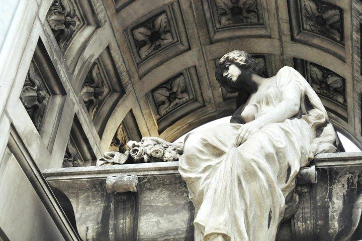 Recoleta Cemetery Tour in English