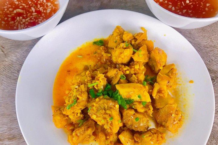 1-hour cyclo trip combined Vietnamese family meal